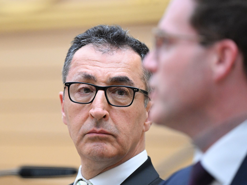 Cem Özdemir will mit Manuel Hagel offizielle Gespräche über eine Regierungszusammenarbeit führen. - Foto: Bernd Weißbrod/dpa