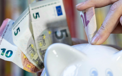 Manche Banken locken mit etwas höheren Tagesgeldzinsen. (Symbolbild) - Foto: Hendrik Schmidt/dpa