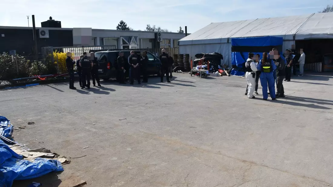 HZA-KR: Zoll Krefeld deckt in Neuss mutmaßliche illegale Beschäftigung von 15 Chinesen auf - Bild: presseportal.de