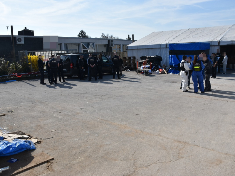 HZA-KR: Zoll Krefeld deckt in Neuss mutmaßliche illegale Beschäftigung von 15 Chinesen auf - Foto: presseportal.de