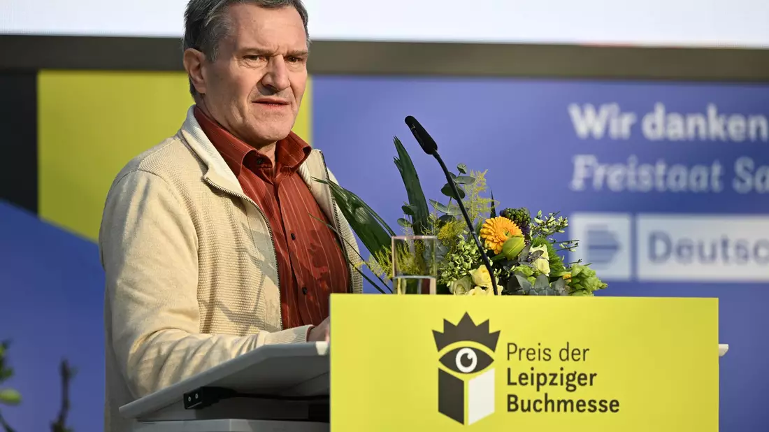 Manfred Gmeiner hat in der Übersetzer-Kategorie gewonnen.  - Bild: Hendrik Schmidt/dpa