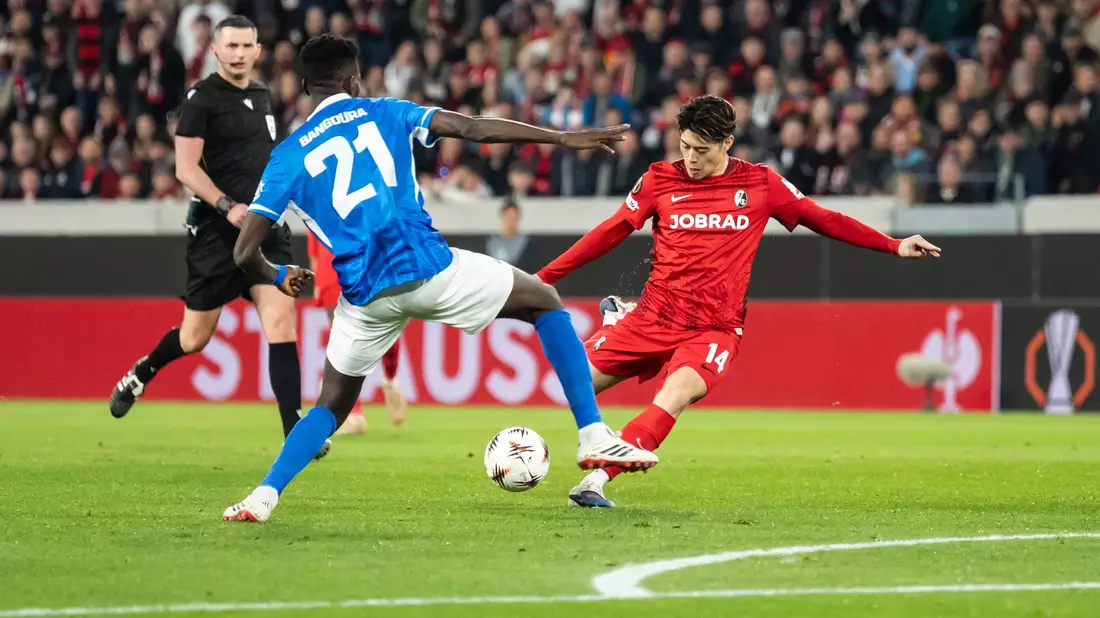 Der SC Freiburg machte Mitte der ersten Halbzeit viel Druck - wie hier Suzuki (r). - Bild: Silas Stein/dpa