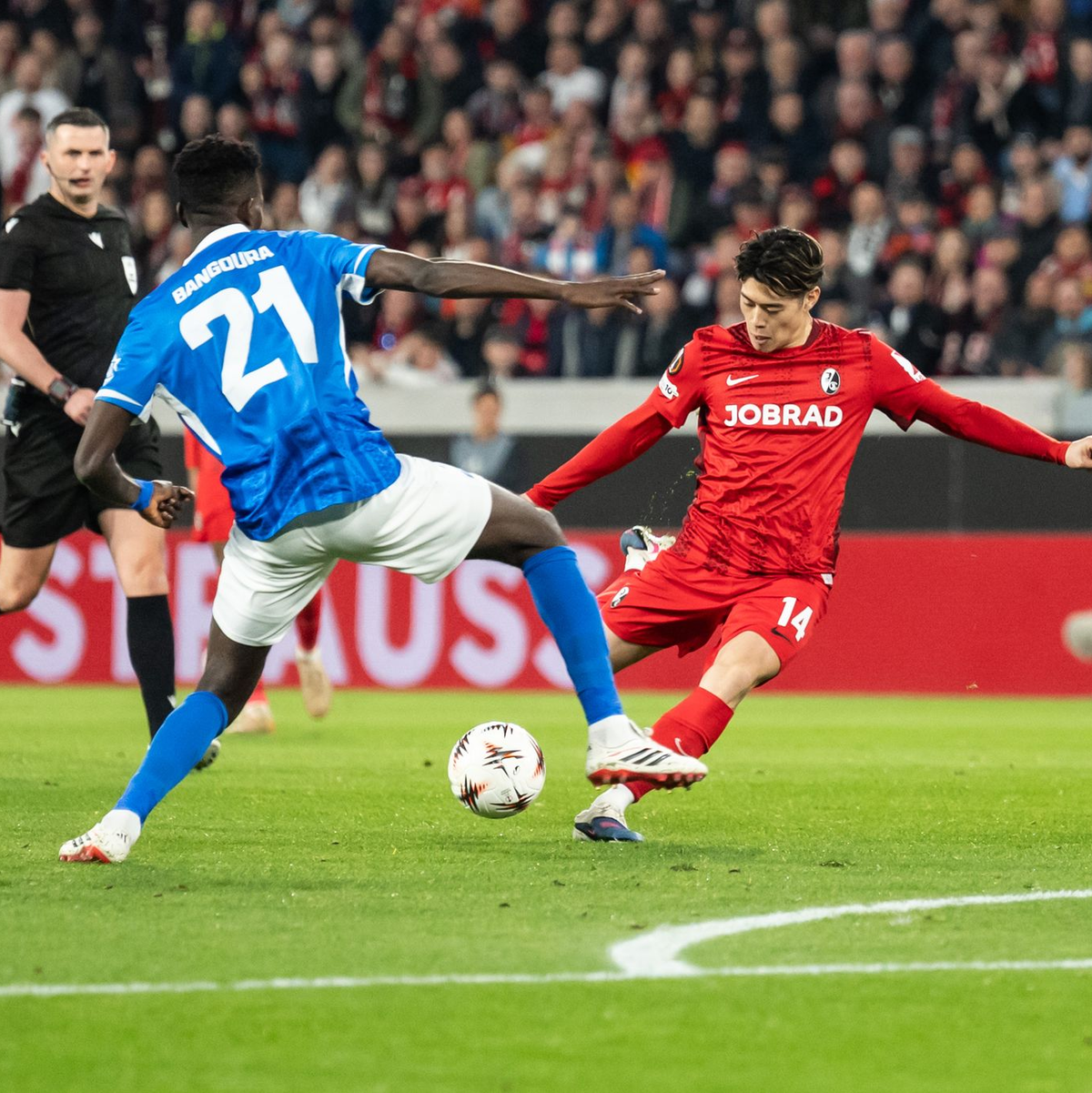 Der SC Freiburg machte Mitte der ersten Halbzeit viel Druck - wie hier Suzuki (r). - Foto: Silas Stein/dpa
