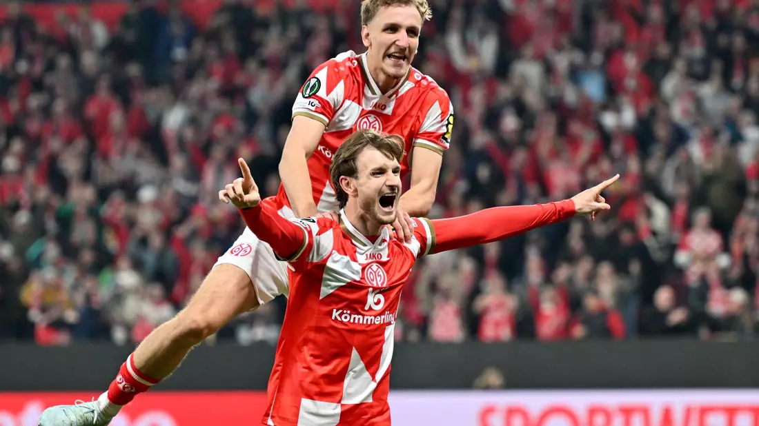 Stefan Posch (unten) sorgte für das umjubelte 1:0 für Mainz. - Bild: Torsten Silz/dpa