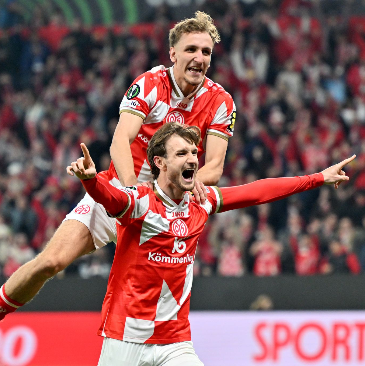 Stefan Posch (unten) sorgte für das umjubelte 1:0 für Mainz. - Foto: Torsten Silz/dpa