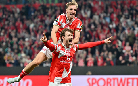 Stefan Posch (unten) sorgte für das umjubelte 1:0 für Mainz. - Foto: Torsten Silz/dpa