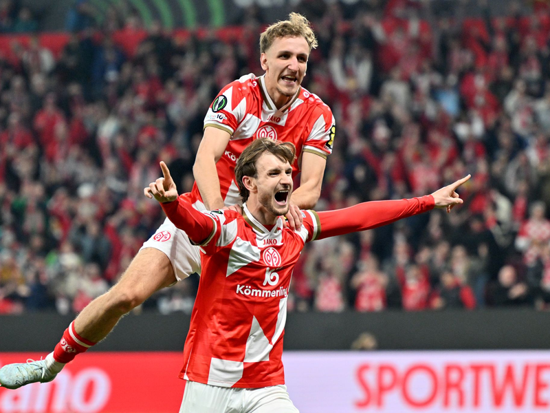 Stefan Posch (unten) sorgte für das umjubelte 1:0 für Mainz. - Foto: Torsten Silz/dpa