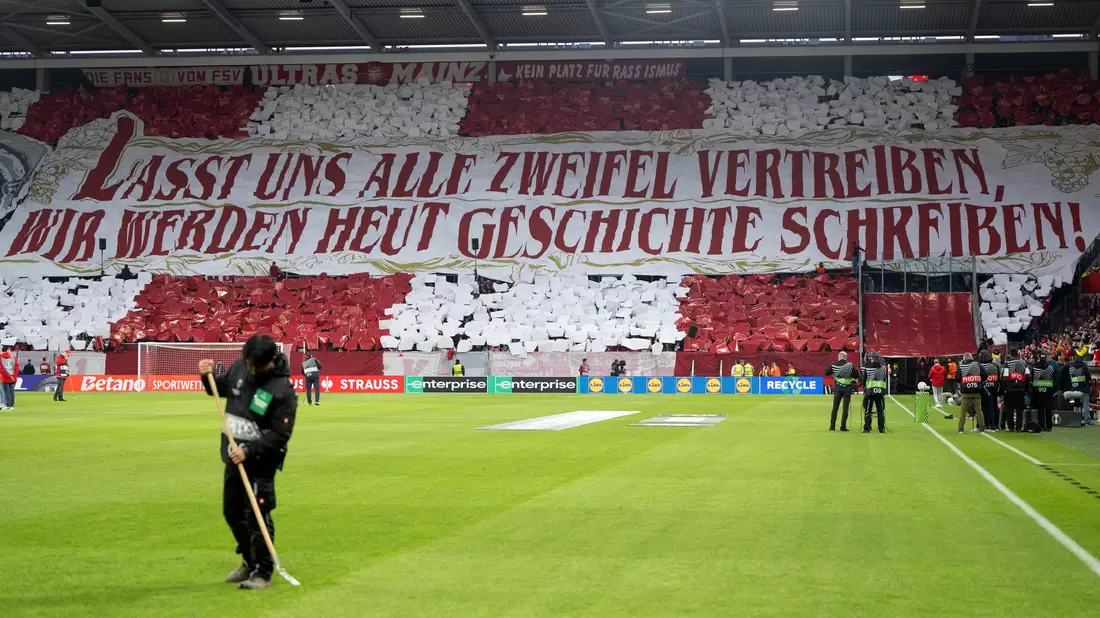 Die Mainzer Fans gaben ihr Motto für die Partie vor. - Bild: Torsten Silz/dpa