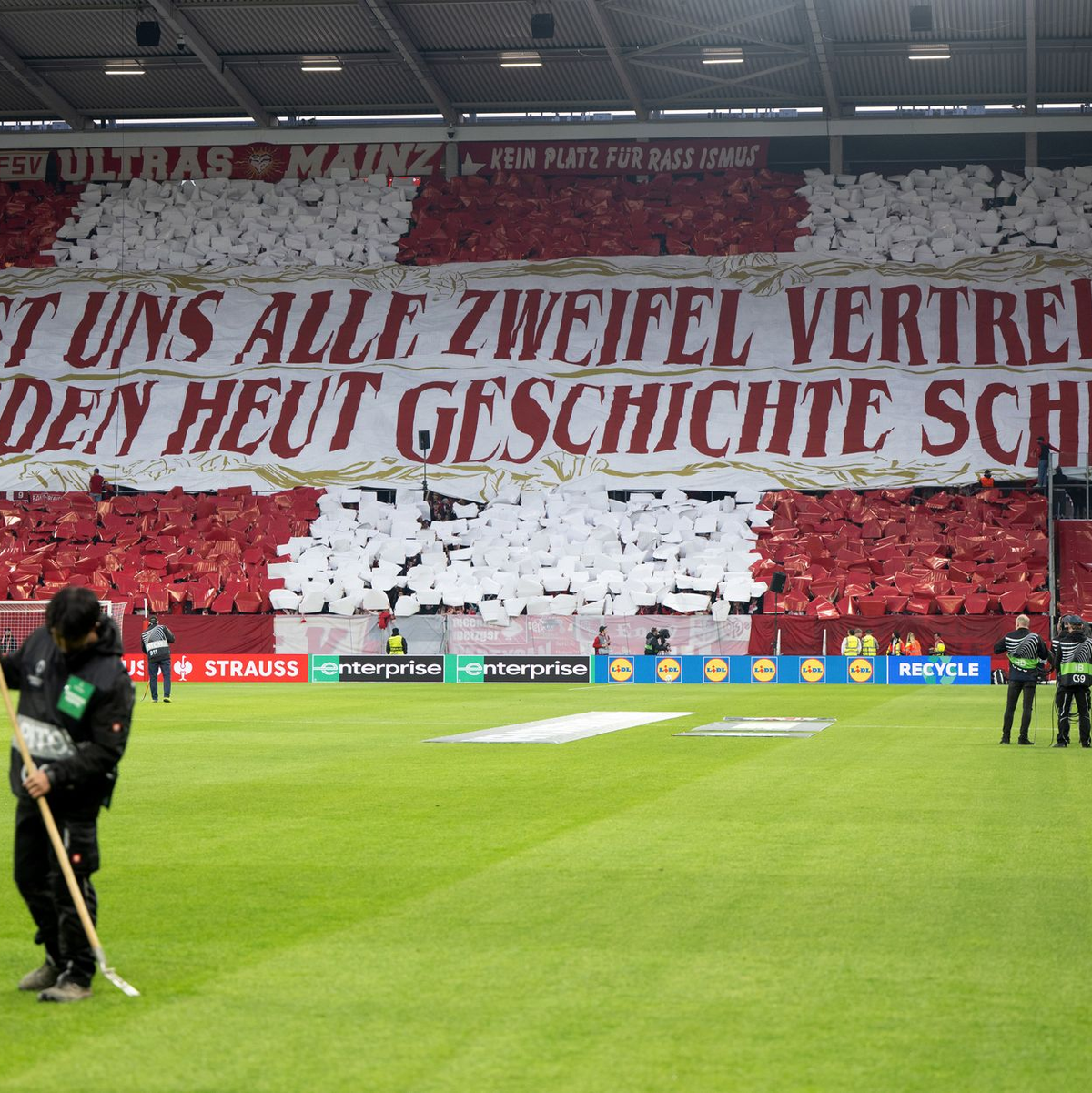 Die Mainzer Fans gaben ihr Motto für die Partie vor. - Foto: Torsten Silz/dpa