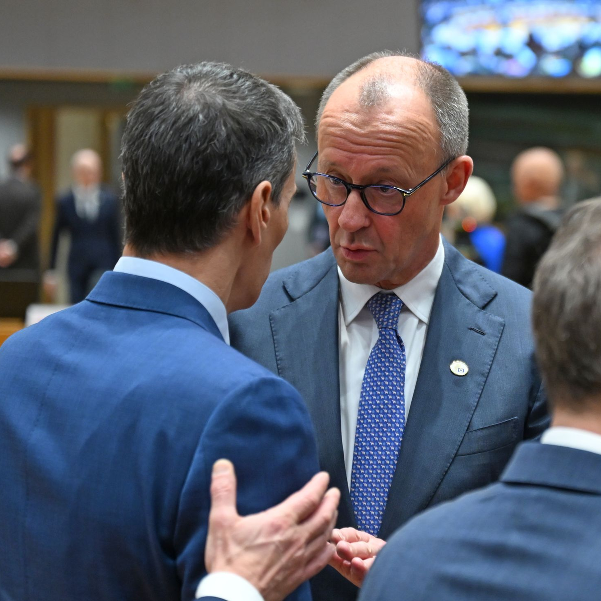Bundeskanzler Friedrich Merz und seine Kolleginnen und Kollegen fanden keine Strategie gegen die Blockade Orbans. - Foto: Markus Lenhardt/dpa