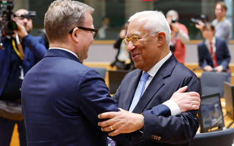 Der finnische Ministerpräsident Petteri Orpo (l) warf Orban vor, die Ukraine im Wahlkampf zu instrumentalisieren. Ratspräsident António Costa nannte das Vorgehen Orbans als inakzeptabel. - Foto: Geert Vanden Wijngaert/AP/dpa