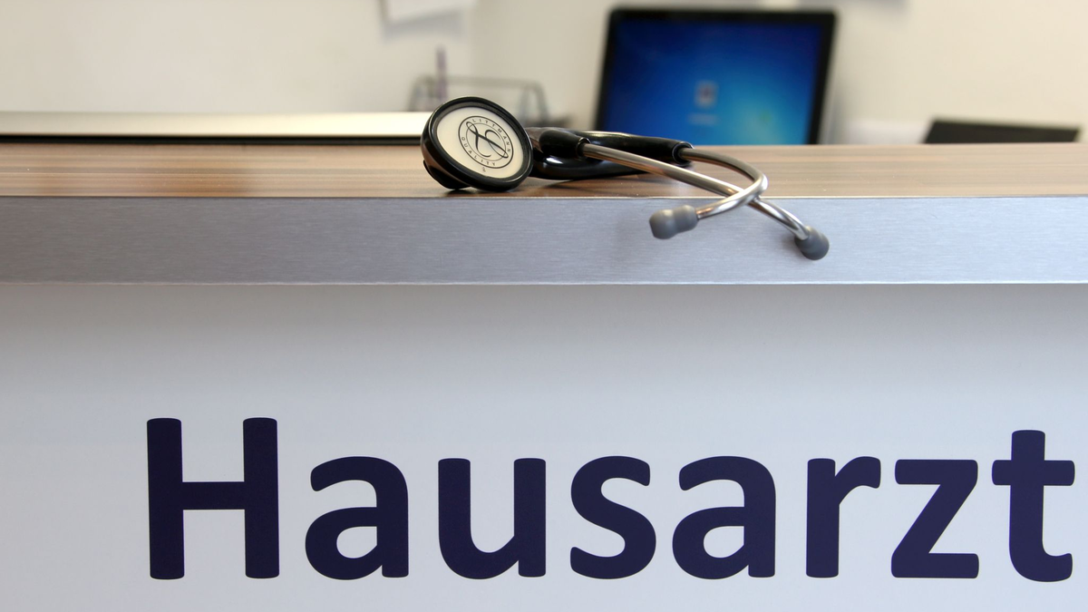 Die Hausärzte wollen, dass die Krankenkassen den Rotstift bei sich selbst ansetzen. (Archivbild) - Foto: Stephan Jansen/dpa