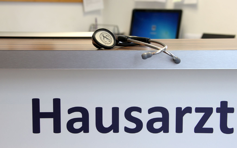 Die Hausärzte wollen, dass die Krankenkassen den Rotstift bei sich selbst ansetzen. (Archivbild) - Foto: Stephan Jansen/dpa