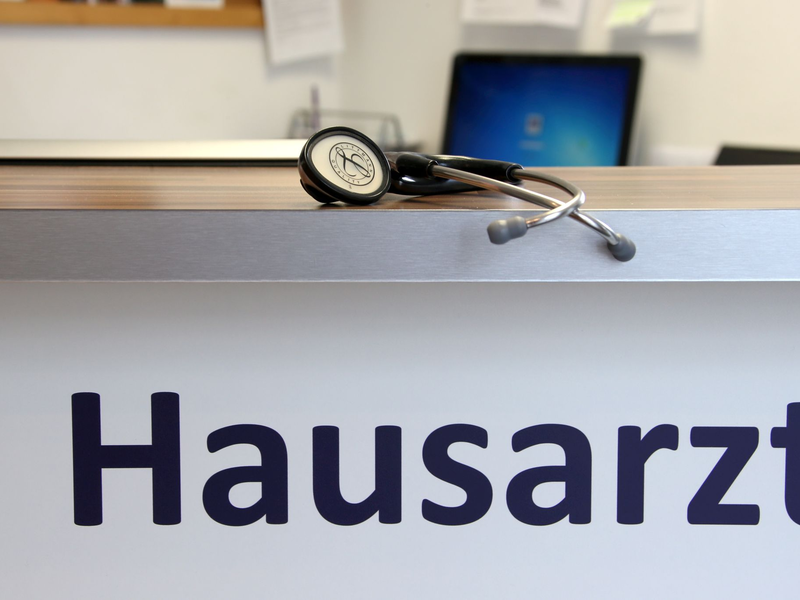 Die Hausärzte wollen, dass die Krankenkassen den Rotstift bei sich selbst ansetzen. (Archivbild) - Foto: Stephan Jansen/dpa
