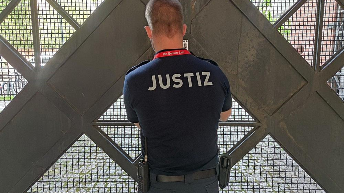 Wachmeister schließt ein Gefängnistor auf (Archiv) - Foto: via dts Nachrichtenagentur