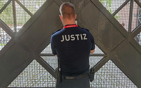 Wachmeister schließt ein Gefängnistor auf (Archiv) - Foto: via dts Nachrichtenagentur