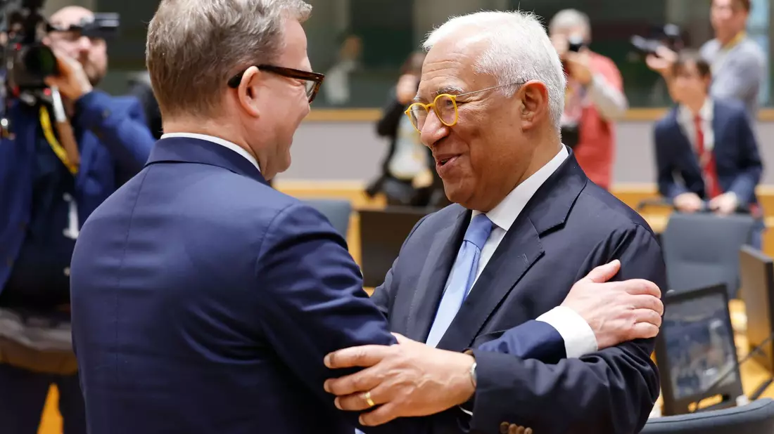 Der finnische Ministerpräsident Petteri Orpo (l) warf Orban vor, die Ukraine im Wahlkampf zu instrumentalisieren. Ratspräsident António Costa nannte das Vorgehen Orbans inakzeptabel. - Bild: Geert Vanden Wijngaert/AP/dpa