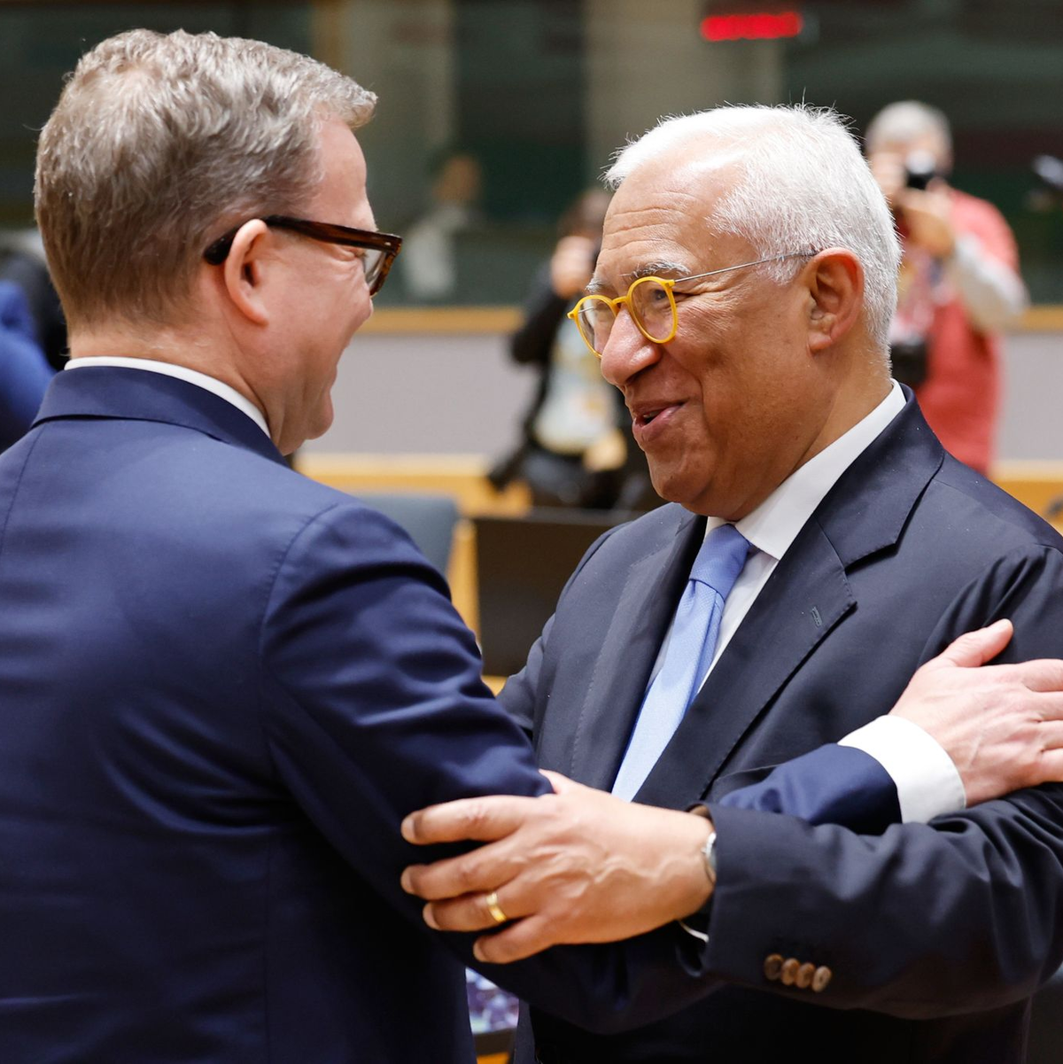 Der finnische Ministerpräsident Petteri Orpo (l) warf Orban vor, die Ukraine im Wahlkampf zu instrumentalisieren. Ratspräsident António Costa nannte das Vorgehen Orbans inakzeptabel. - Foto: Geert Vanden Wijngaert/AP/dpa