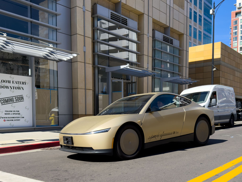 Auch Teslas geplantes Robotaxi ohne Lenkrad und Pedale soll nur mit Kameras als Sensoren auskommen. (Archivbild) - Foto: Andrej Sokolow/dpa