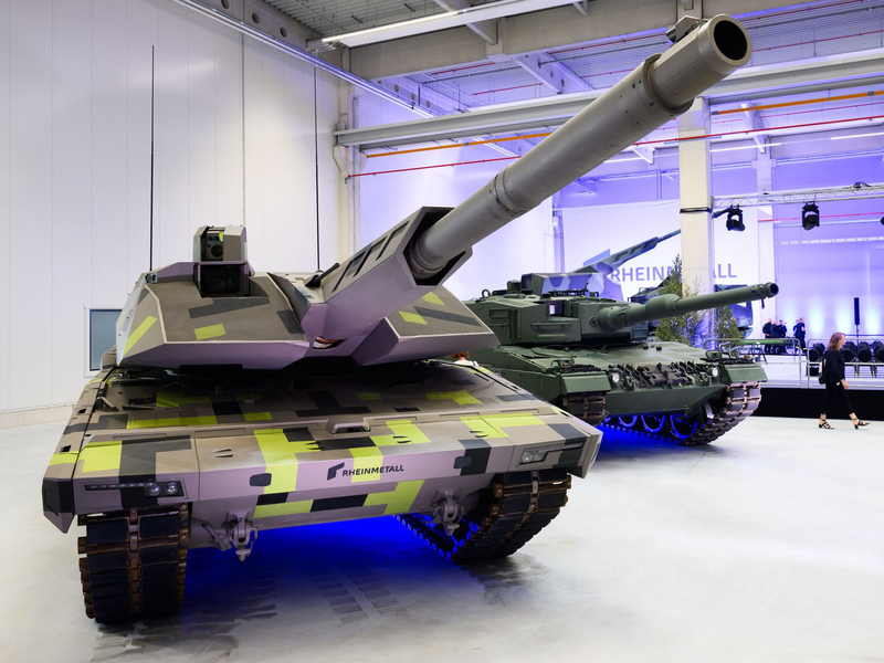 Der Panther-Kampfpanzer von Rheinmetall (links) steht neben anderen Panzern und Haubitzen des Rüstungskonzerns bei einer Vorführung in Unterlüß. - Foto: Julian Stratenschulte/dpa