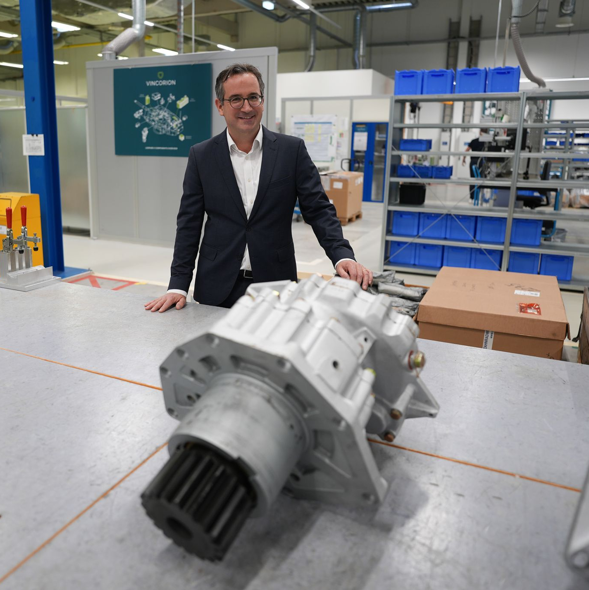 Vincorion-Chef Kajetan von Mentzingen in einer Produktionshalle seines Unternehmens. (Archivbild) - Foto: Marcus Brandt/dpa