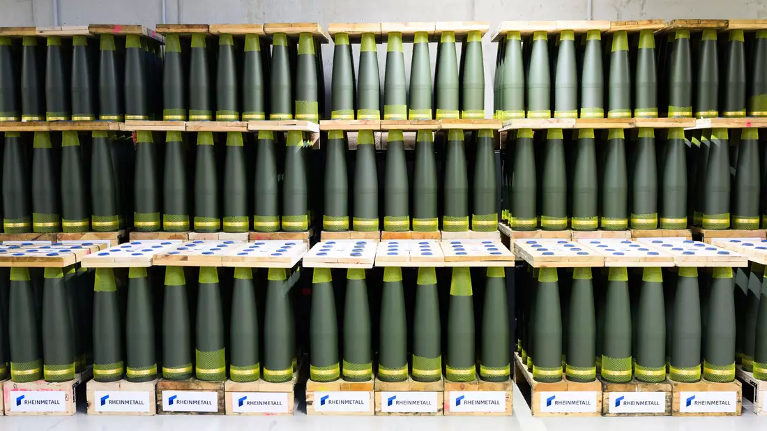155-Millimeter-Granaten in einem Rheinmetall-Werk. - Bild: Julian Stratenschulte/dpa