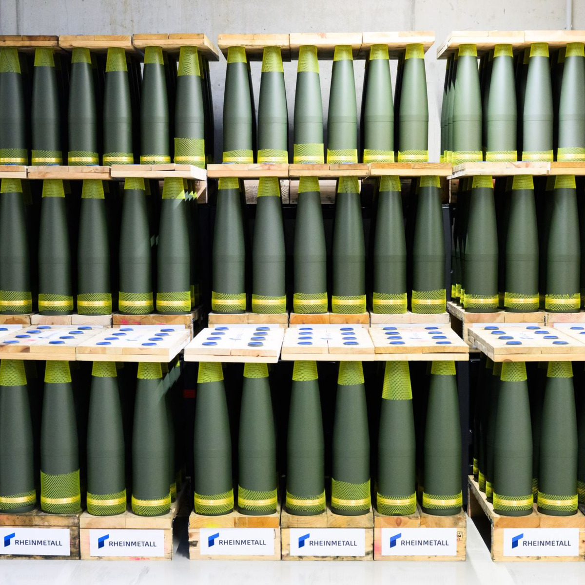 155-Millimeter-Granaten in einem Rheinmetall-Werk. - Foto: Julian Stratenschulte/dpa