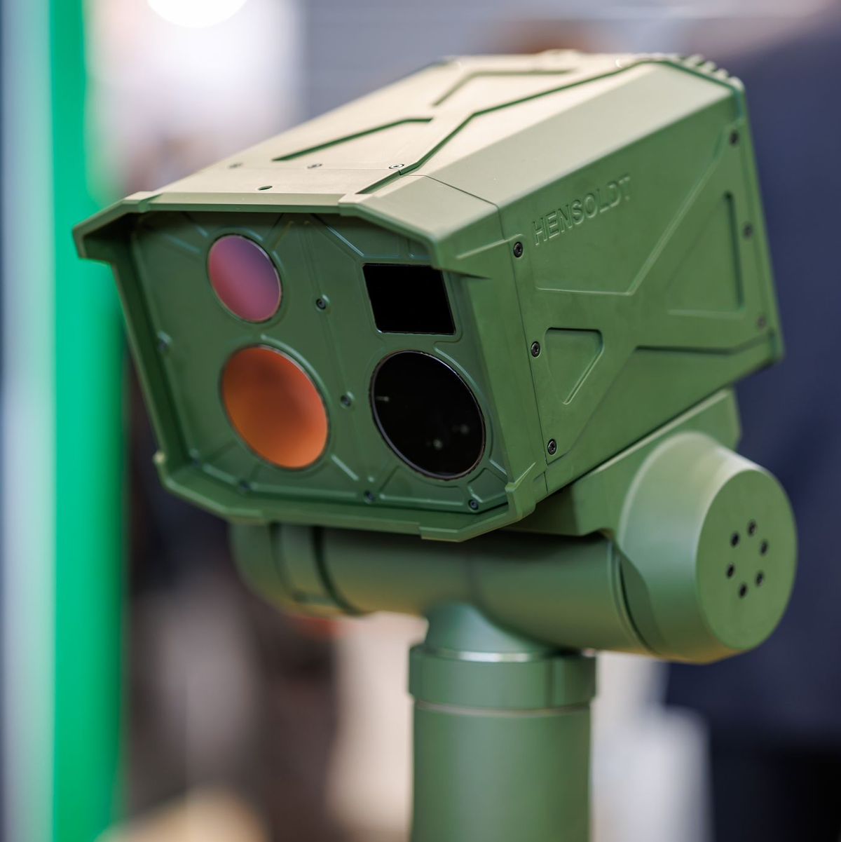 Eine Sensorbox von Hensoldt zur Zielerfassung, gemacht für Aufklärungsfahrzeuge und ferngesteuerte Waffenstationen. - Foto: Daniel Karmann/dpa