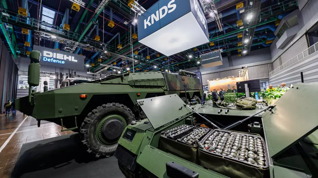 Messestand von KNDS bei der Nürnberger Fachmesse Enforce Tac. - Bild: Daniel Karmann/dpa