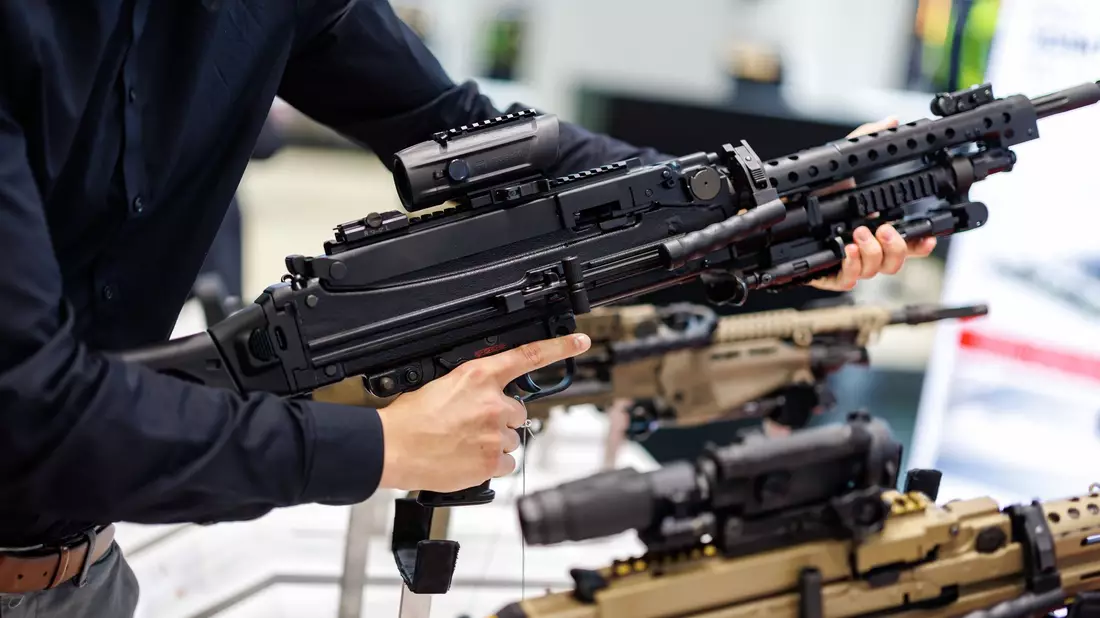 Ein Maschinengewehr von Heckler & Koch bei der Nürnberger Fachmesse Enforce Tac. - Bild: Daniel Karmann/dpa