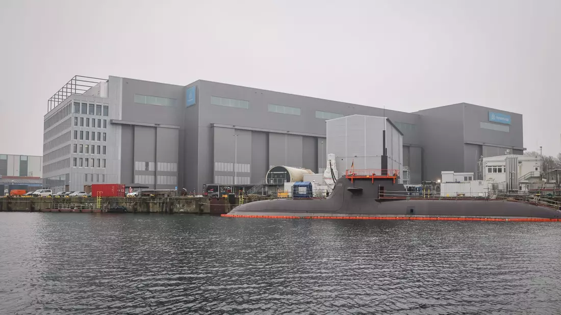 Ein U-Boot vor der Kieler Werft von TKMS. - Bild: Christian Charisius/dpa