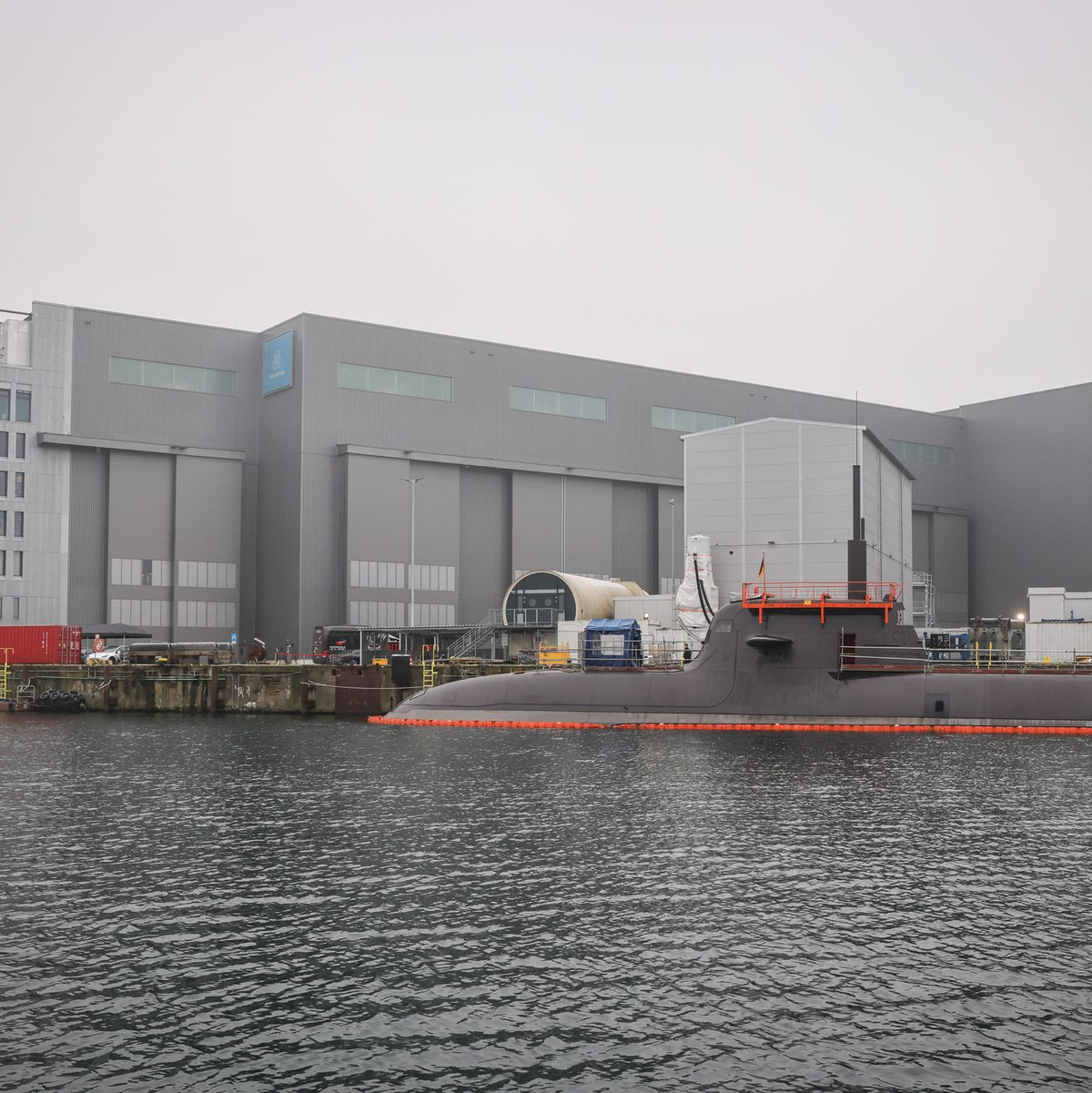 Ein U-Boot vor der Kieler Werft von TKMS. - Foto: Christian Charisius/dpa