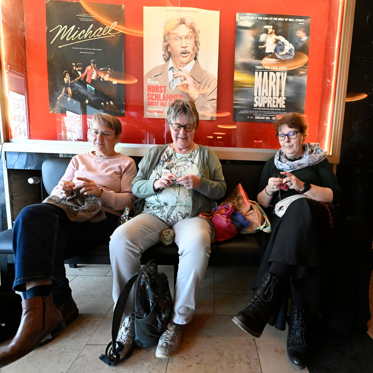 Welcher Film gezeigt wird, erfahren die Besucherinnen bei dem Kölner Event erst kurz vorher als Überraschung.  - Foto: Roberto Pfeil/dpa