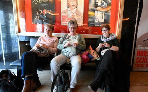 Welcher Film gezeigt wird, erfahren die Besucherinnen bei dem Kölner Event erst kurz vorher als Überraschung.  - Foto: Roberto Pfeil/dpa