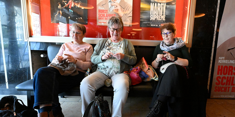 Welcher Film gezeigt wird, erfahren die Besucherinnen bei dem Kölner Event erst kurz vorher als Überraschung.  - Foto: Roberto Pfeil/dpa