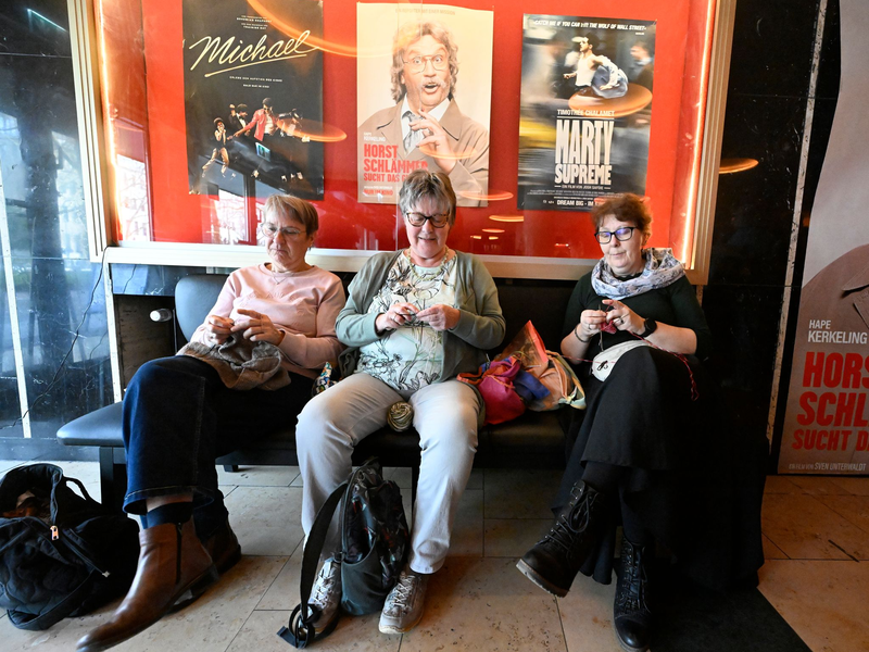 Welcher Film gezeigt wird, erfahren die Besucherinnen bei dem Kölner Event erst kurz vorher als Überraschung.  - Foto: Roberto Pfeil/dpa