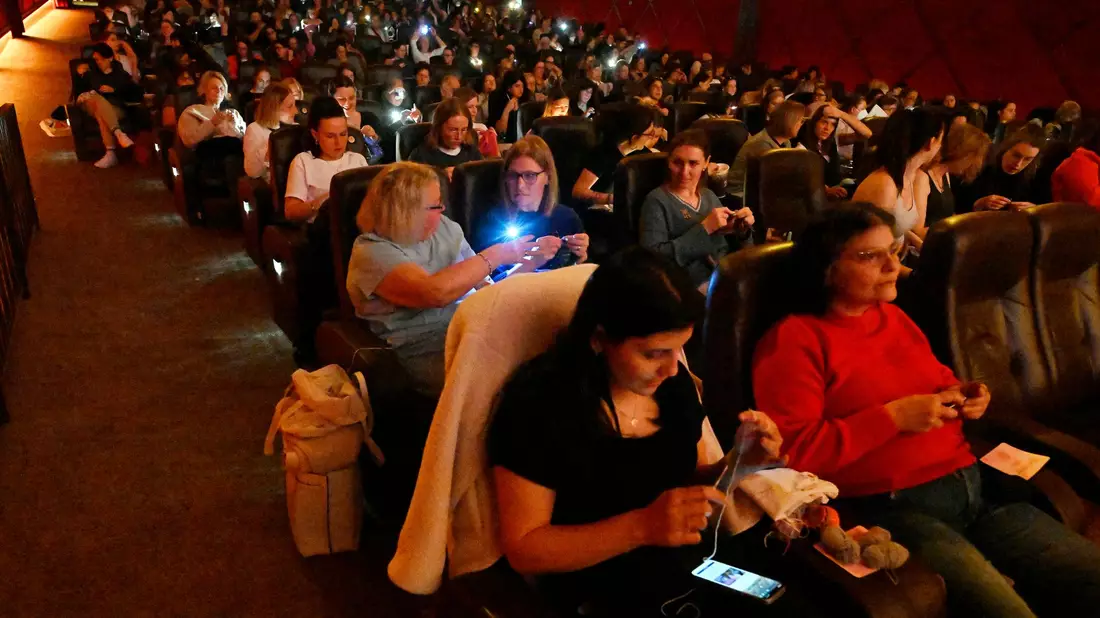 Die 260 Plätze im Kino sind alle belegt - fast ausnahmslos sind Frauen gekommen. - Bild: Roberto Pfeil/dpa