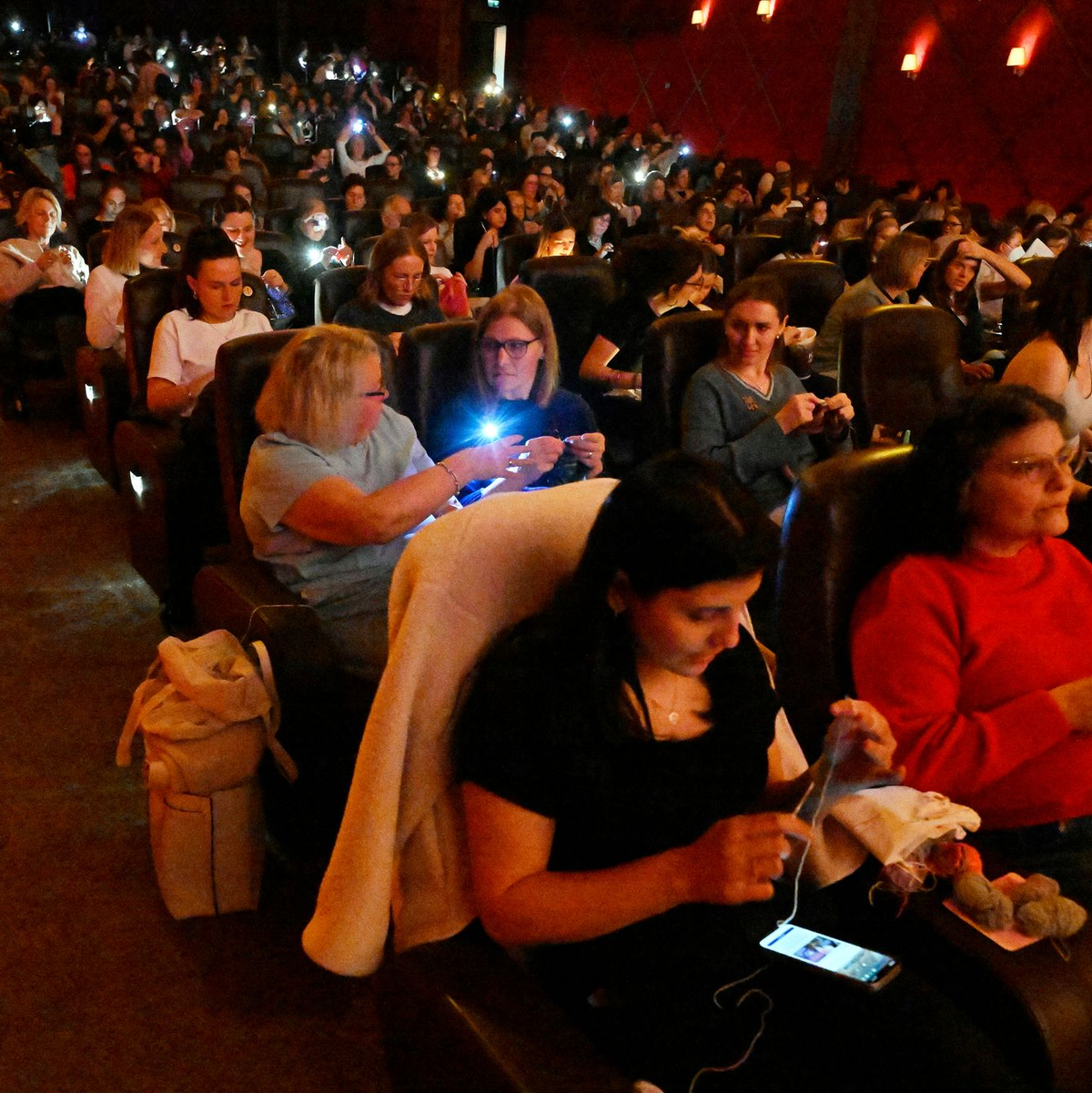 Die 260 Plätze im Kino sind alle belegt - fast ausnahmslos sind Frauen gekommen. - Foto: Roberto Pfeil/dpa