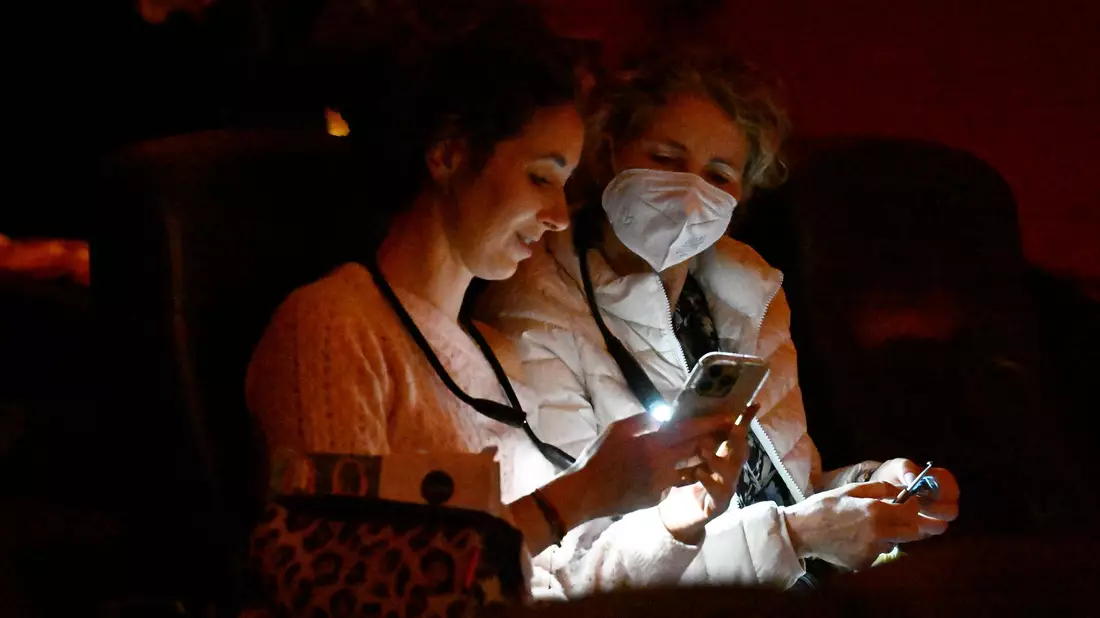 Handylicht, Stirnlampe oder Leselämpchen kommen zum Einsatz.    - Bild: Roberto Pfeil/dpa