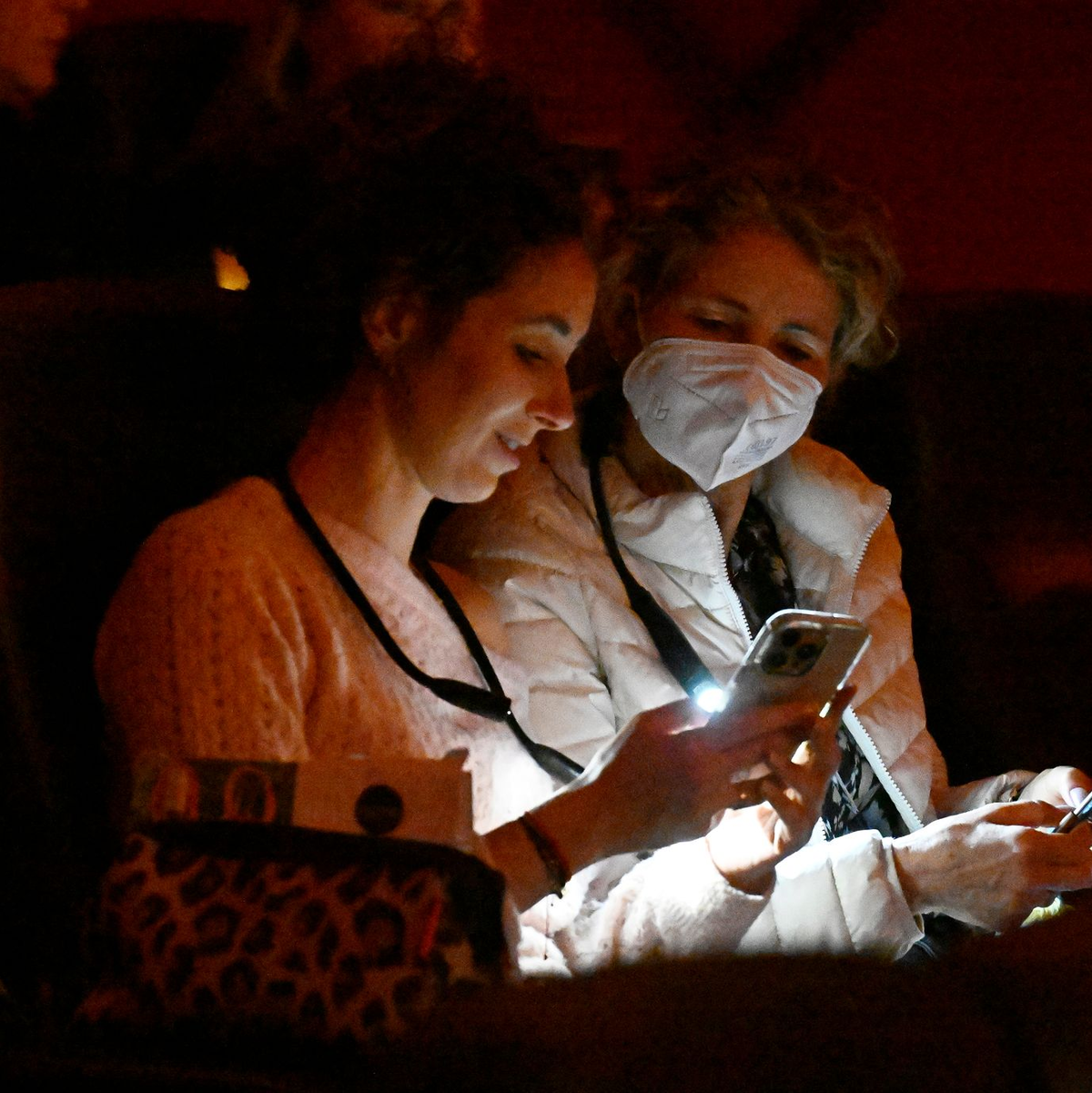 Handylicht, Stirnlampe oder Leselämpchen kommen zum Einsatz.    - Foto: Roberto Pfeil/dpa