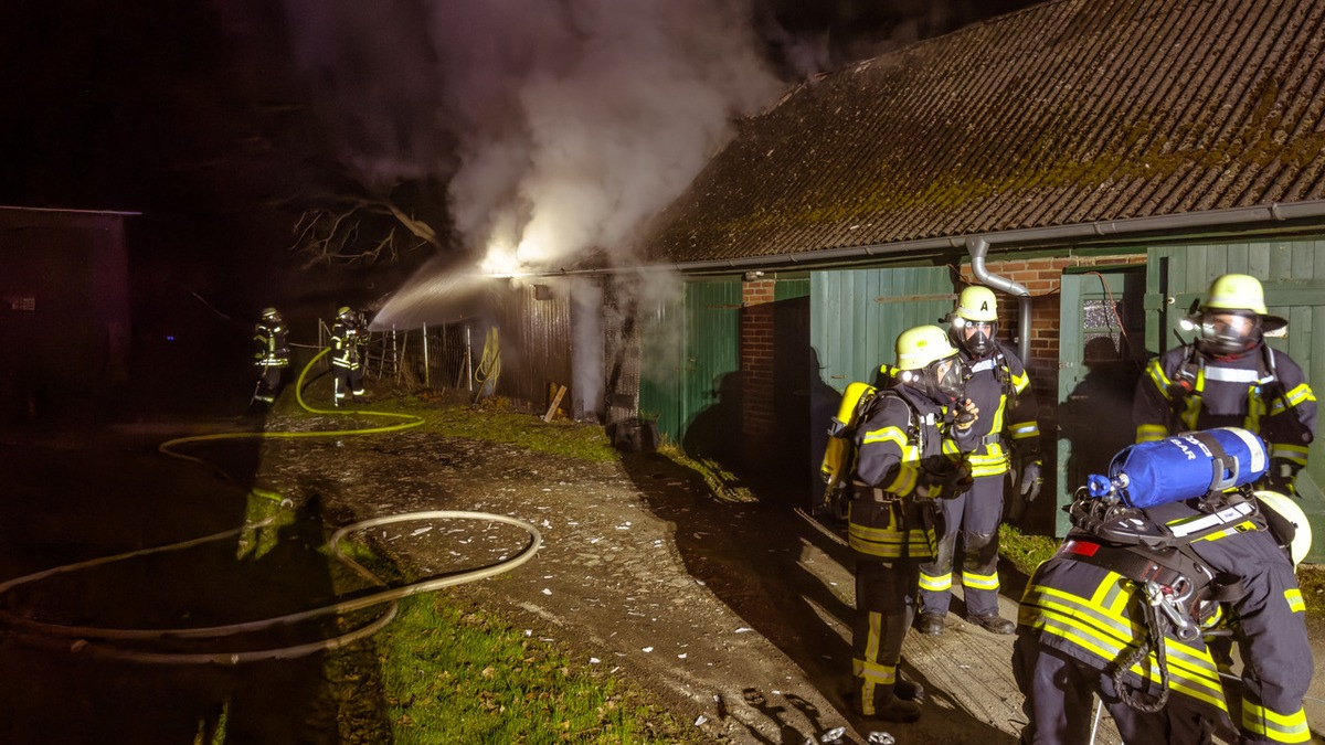 FW Lüchow-Dannenberg: Schweinestall brennt bei Dannenberg +++ Tiere überleben unverletzt +++ Feuerwehr verhindert Ausbreitung - Foto: presseportal.de
