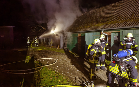 FW Lüchow-Dannenberg: Schweinestall brennt bei Dannenberg +++ Tiere überleben unverletzt +++ Feuerwehr verhindert Ausbreitung - Foto: presseportal.de