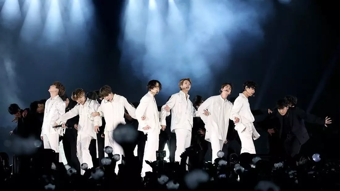 Bald wird die südkoreanische Boyband BTS wieder auf der großen Bühne stehen - wie hier 2019 im King Fahd International Stadion in Saudi-Arabien. (Archivfoto) - Bild: -/YNA/dpa