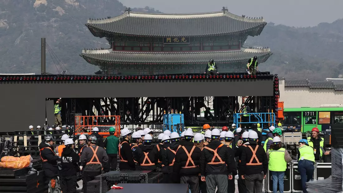Am Gwanghwamun-Platz in Seoul wird die Band BTS ihr Comeback-Konzert geben. Es wird weltweit via Netflix übertragen. - Bild: -/YNA/dpa