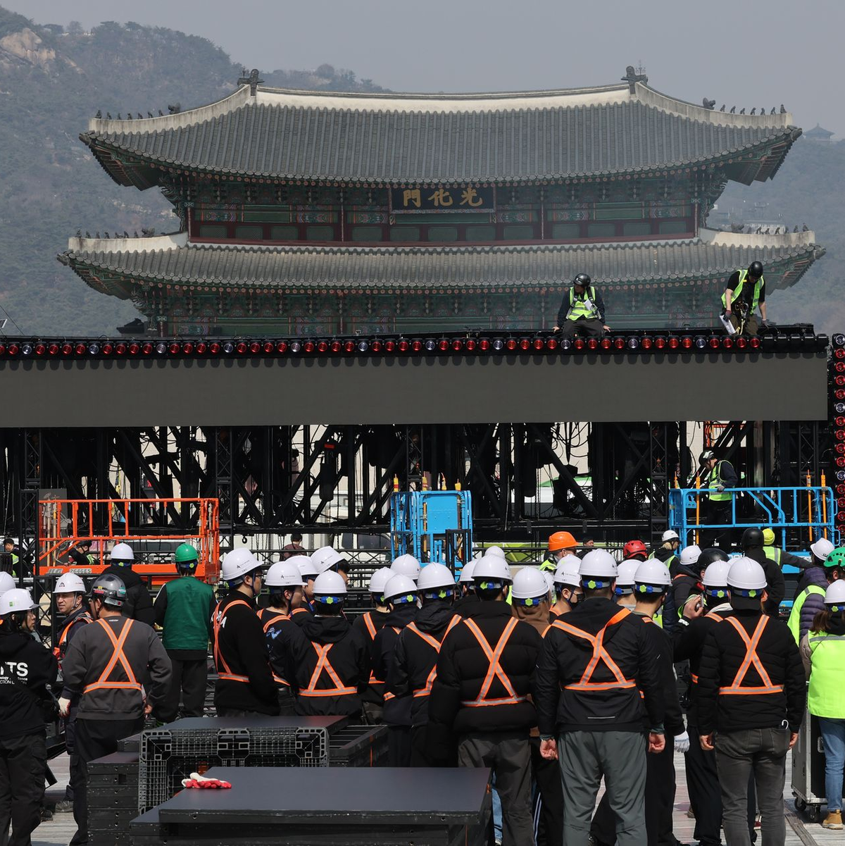 Am Gwanghwamun-Platz in Seoul wird die Band BTS ihr Comeback-Konzert geben. Es wird weltweit via Netflix übertragen. - Foto: -/YNA/dpa
