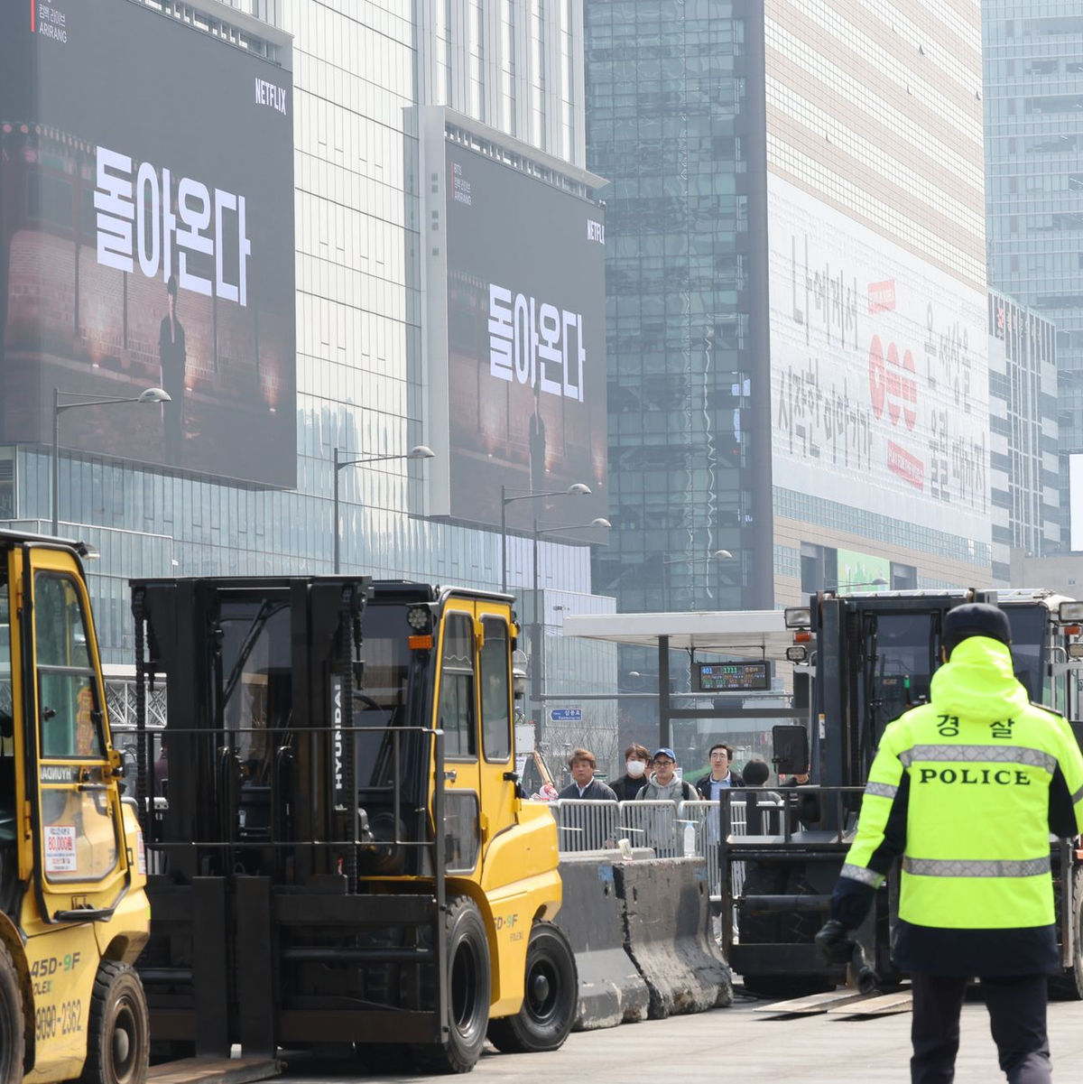 In der Seouler Innenstadt kleben auf etlichen Hochhäusern riesige Werbeplakate für das BTS-Comeback. - Foto: -/YNA/dpa