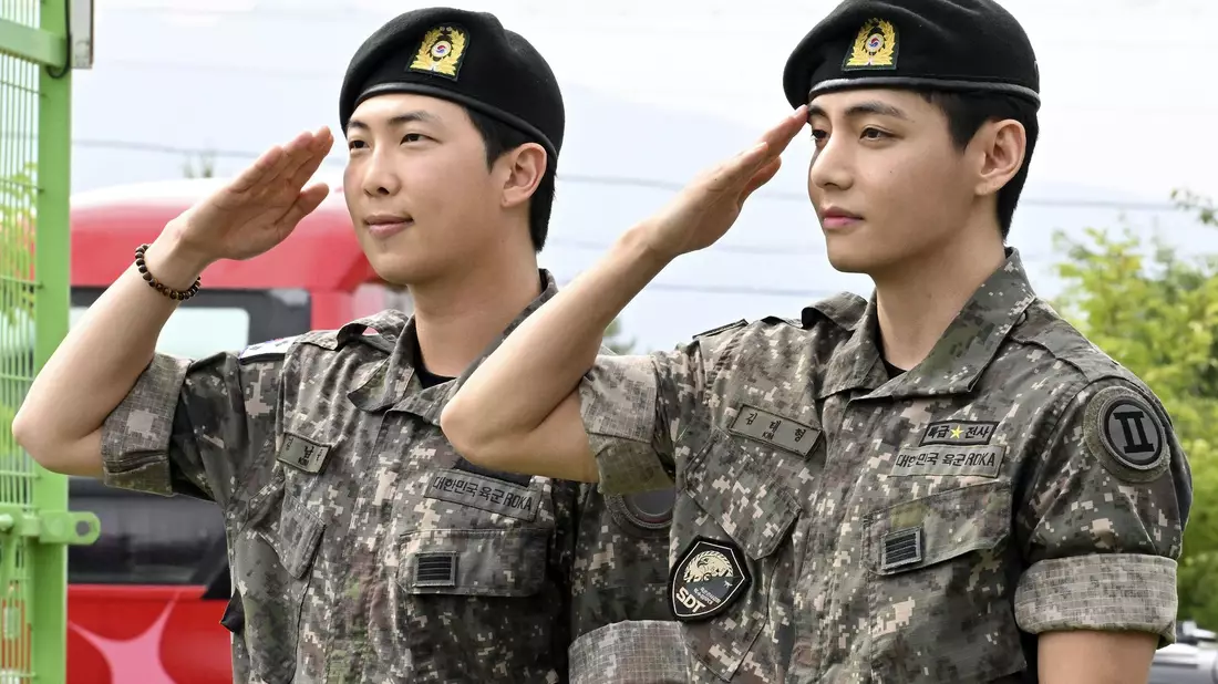 Die BTS-Mitglieder haben während der letzten Jahre ihren Militärdienst absolviert. Im letzten Juni wurden RM (l) und V von der Armee entlassen. (Archivfoto) - Bild: -/kyodo/dpa