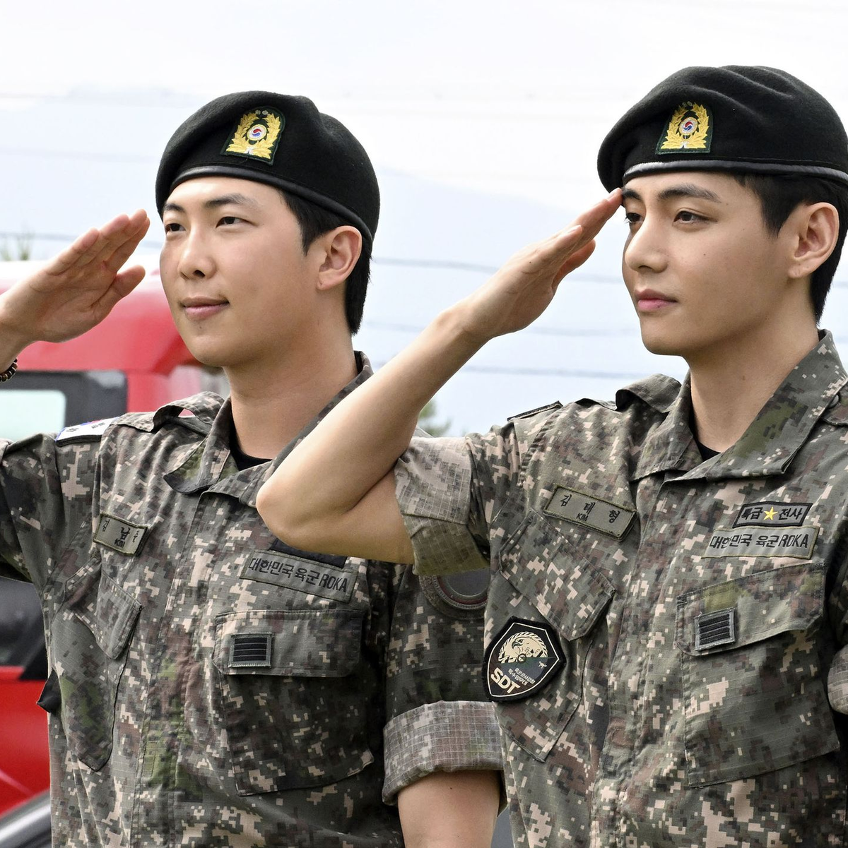 Die BTS-Mitglieder haben während der letzten Jahre ihren Militärdienst absolviert. Im letzten Juni wurden RM (l) und V von der Armee entlassen. (Archivfoto) - Foto: -/kyodo/dpa