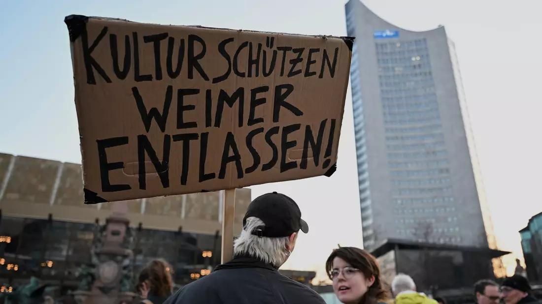Einige Hundert Menschen gingen diese Woche in Leipzig gegen Wolfram Weimer auf die Straße. (Archivbild) - Bild: Hendrik Schmidt/dpa