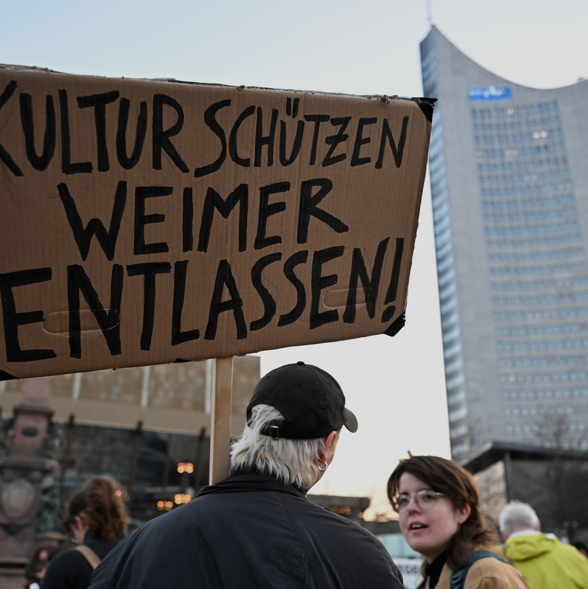 Einige Hundert Menschen gingen diese Woche in Leipzig gegen Wolfram Weimer auf die Straße. (Archivbild) - Foto: Hendrik Schmidt/dpa